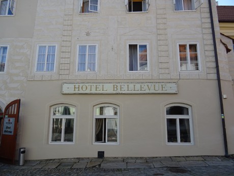 Pohled na hotel Bellevue zblízka
