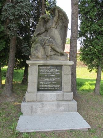 Obnovený pomník v Liptani s pamětní deskou z roku 1947