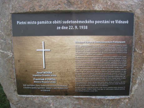 Deska pomníku ve Vidnavě