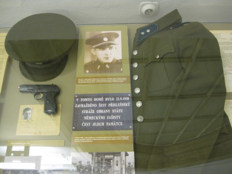 Muzeum Policie ČR - detail vitríny věnované finanční stráži