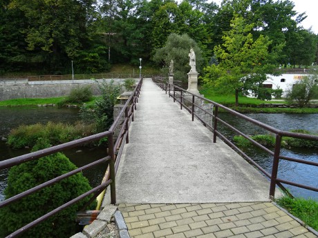 Původně dřevěná lávka pro pěší přes Vltavu na okraji Vyššího Brodu