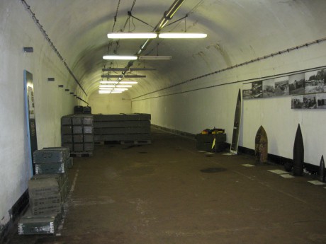 Muniční skladiště s ukázkou jednotlivých druhů munice